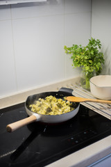 Cocinando brócoli en cocina moderna y saludable
