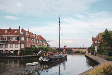 Obraz premium Sail on an Enkhuizen canal by pulling a boat with a rope