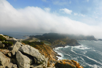 Paisaje de montaña, mar y olas. Islas Cíes