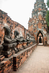 壊れた仏像：アユタヤの寺院跡：タイの史跡：東南アジア旅先の風景
