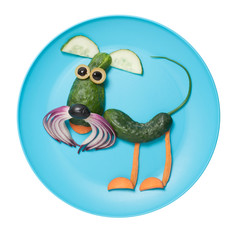 Risen-schnauzer compiled from vegetables on blue plate