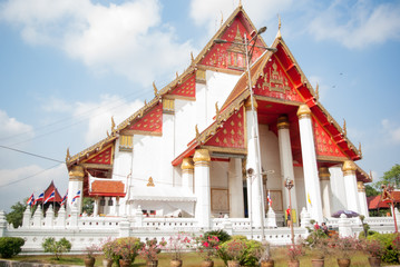 アユタヤの赤い屋根の寺院：タイ：東南アジア