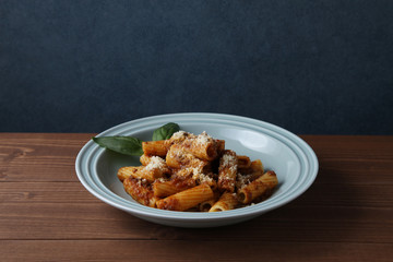 リガトーニ ミートソース パスタ テーブル