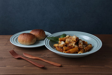 リガトーニ パスタとパン ランチ テーブル