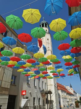 Kolorowe parasolki w mieście. 