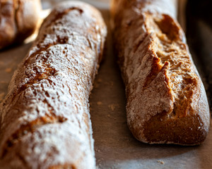 la fragranza ed il profumo del pane integrale fatto in casa appena sfornato e spolverato di farina 