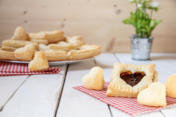 gebackene gefüllte Blätterteigtaschen