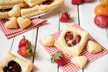 gebackene gefüllte Blätterteigtaschen mit Früchten wie Erdbeeren und Pudding