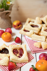 gebackene gefüllte Blätterteigtaschen mit Früchten wie Erdbeeren und Pudding
