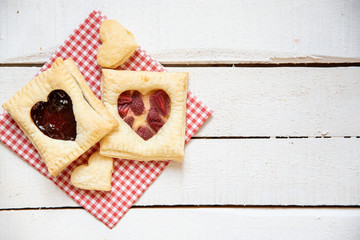 gebackene gefüllte Blätterteigtaschen mit Früchten wie Erdbeeren und Pudding