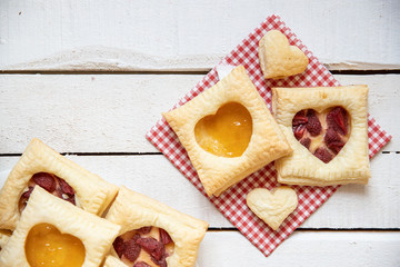 gebackene gefüllte Blätterteigtaschen mit Früchten wie Erdbeeren und Pudding