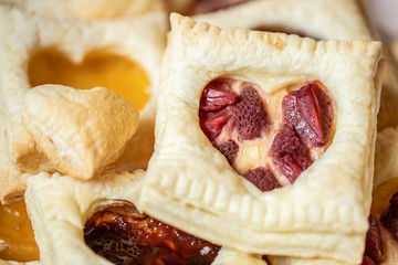 gebackene gefüllte Blätterteigtaschen mit Früchten wie Erdbeeren und Pudding