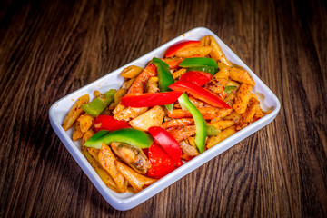 spicy chicken pasta with capsicum .