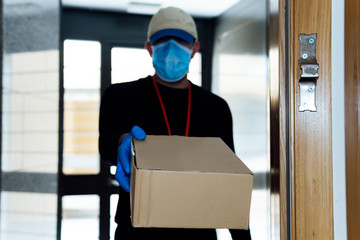 delivery man delivering package during quarantine for coronavirus