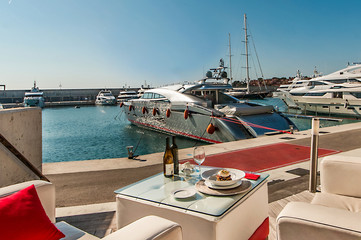 Fototapeta premium Mediterranean food on the terrace of a restaurant in a marina.