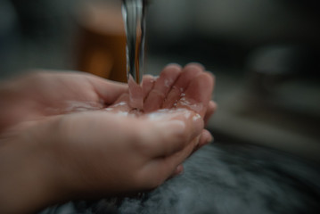 Obraz premium agua cayendo en manos salud