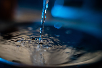 agua cayendo close up