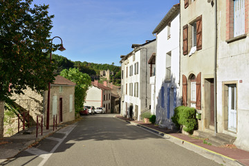 Fototapeta na wymiar Sur la D922 à travers Laguépie (82250) face au château, département du Tarn-et-Garonne en région Occitanie, France