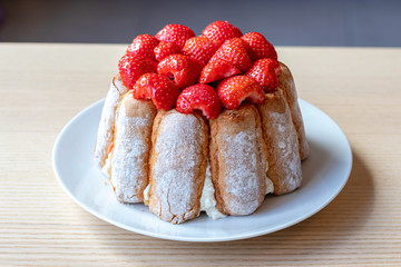 Pâtisserie charlotte aux fraises