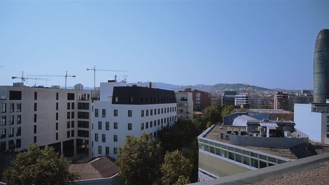 Zona Comercial de Pueblo nuevo (Poble Nou) en Barcelona, zona de oficinas, con la torre Agbar, vistas desde la azotea