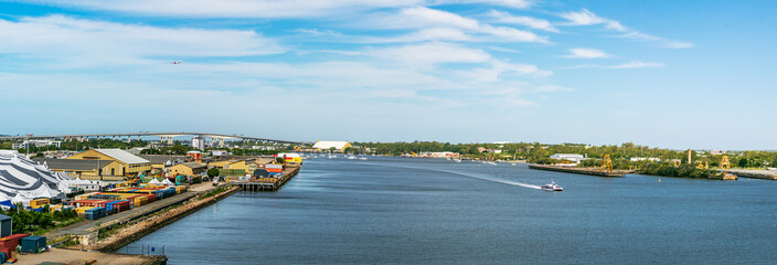 Fototapeta na wymiar Panoramic view of the port and cruise terminal of Brisbane, Australia.