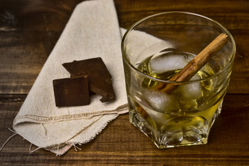whisky con canela, hielo y chocolate, un placer para los sentidos
