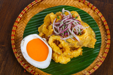 Fried squid rings with onion