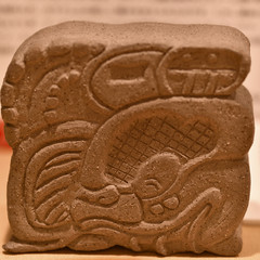 ラテンアメリカ素焼などの容器に刻まれた模様が
興味深い