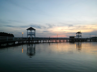 pomost nad jeziorem o zmroku © Dominik