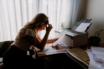 Obraz na płótnie Canvas stressed woman in the office