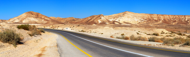 Road and landscape of the Negev desert near the city of Arad © Alexmar