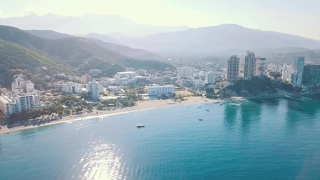 Vista a&eacute;rea de la playa del Rodadero en santa marta colombia