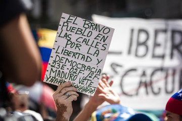 Pancarta mostrada como medida de protesta en una marcha en la ciudad de Caracas, Venezuela