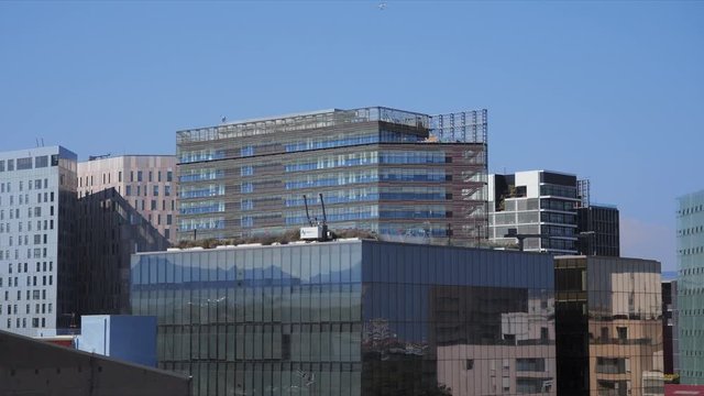 Zona Comercial de Pueblo nuevo (Poble Nou) en Barcelona, zona de oficinas, con la torre Agbar, vistas desde la azotea