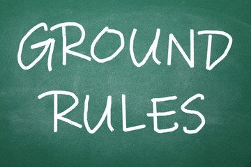 Obraz premium Text GROUND RULES written on green chalkboard