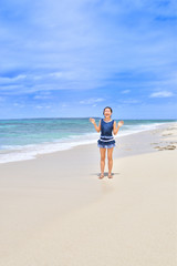 ビーチで笑う女の子(沖縄　宮古島　長間浜)