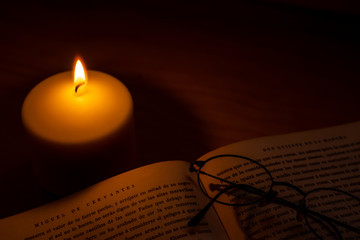 Lectura a la luz de las velas