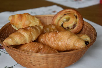 Croissants in the morning are delicious! (Croissants am Morgen sind etwas feines!)