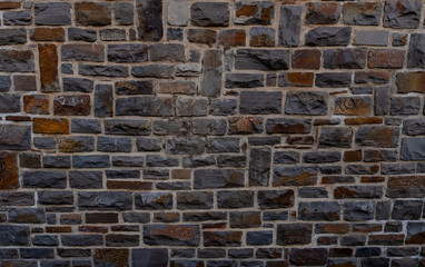Moderne Steinmauer aus Deutschland mit groben Strukturen