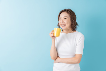 リラックスするシニア女性　飲み物