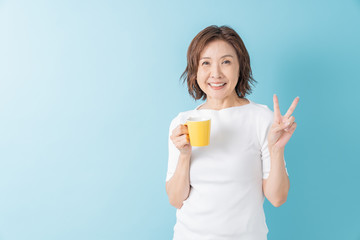 リラックスするシニア女性　飲み物
