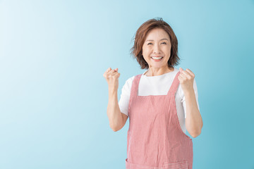 エプロン姿のシニア女性