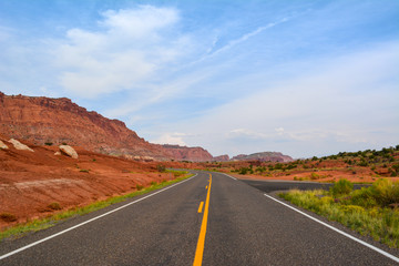 Fototapeta na wymiar scenic road in the desert 