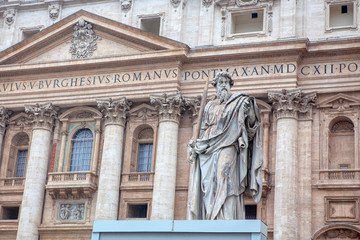 Obraz premium Paul the Apostle sculpture on St. Peter's Square in Vatican