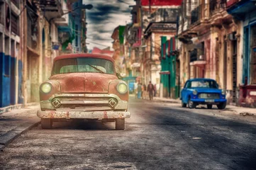 Deurstickers oude klassieke auto& 39 s geparkeerd op een straat in Havana, Cuba © javier