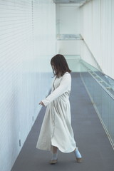 女性　ポートレート　透明　白