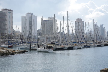 Fototapeta na wymiar yachts in a yacht marina in the Mediterranean Sea against the backdrop of a modern city.