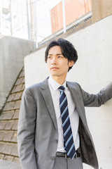 オフィスカジュアル 若い男性 ポートレート