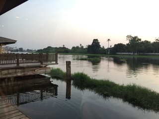 Obraz premium Picture of a river in the midst of nature in the setting sun