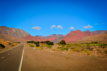 ruta desierta hacia las montañas